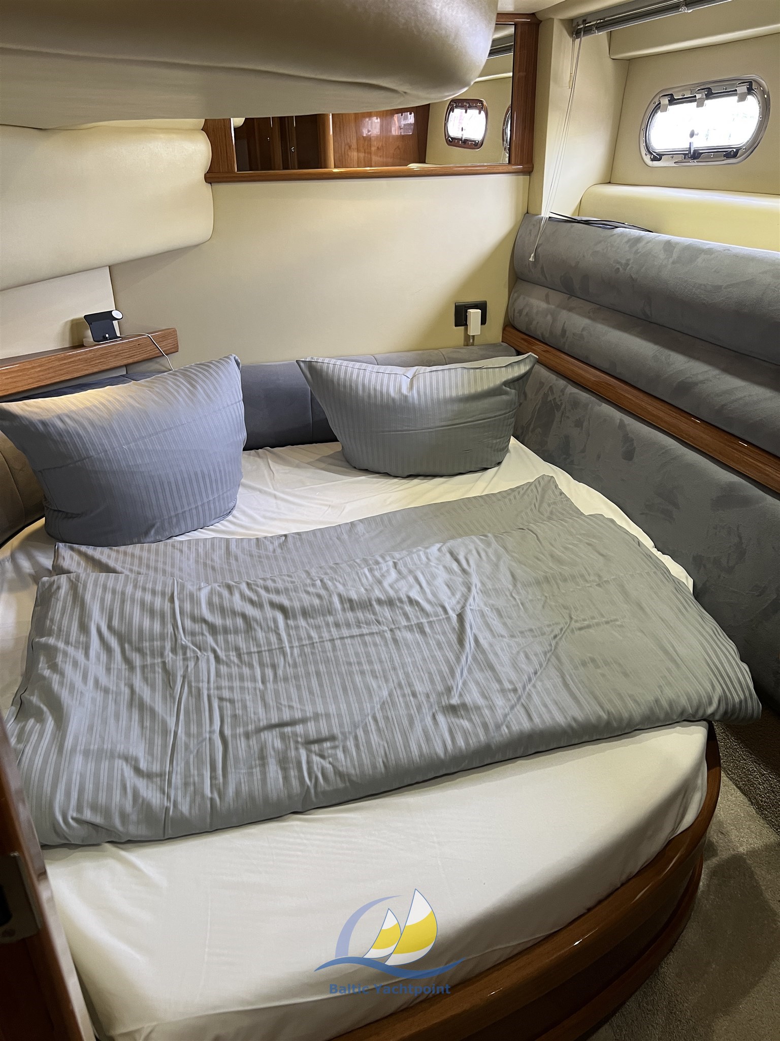 Sealine T 52 Schlaf Gästekabine links.JPG