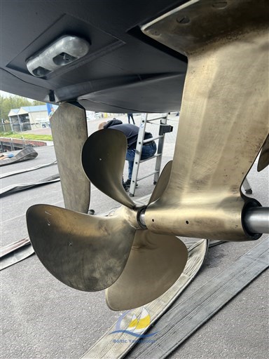 Sealine T52 Unterwasserschiff neu+poliert 2
