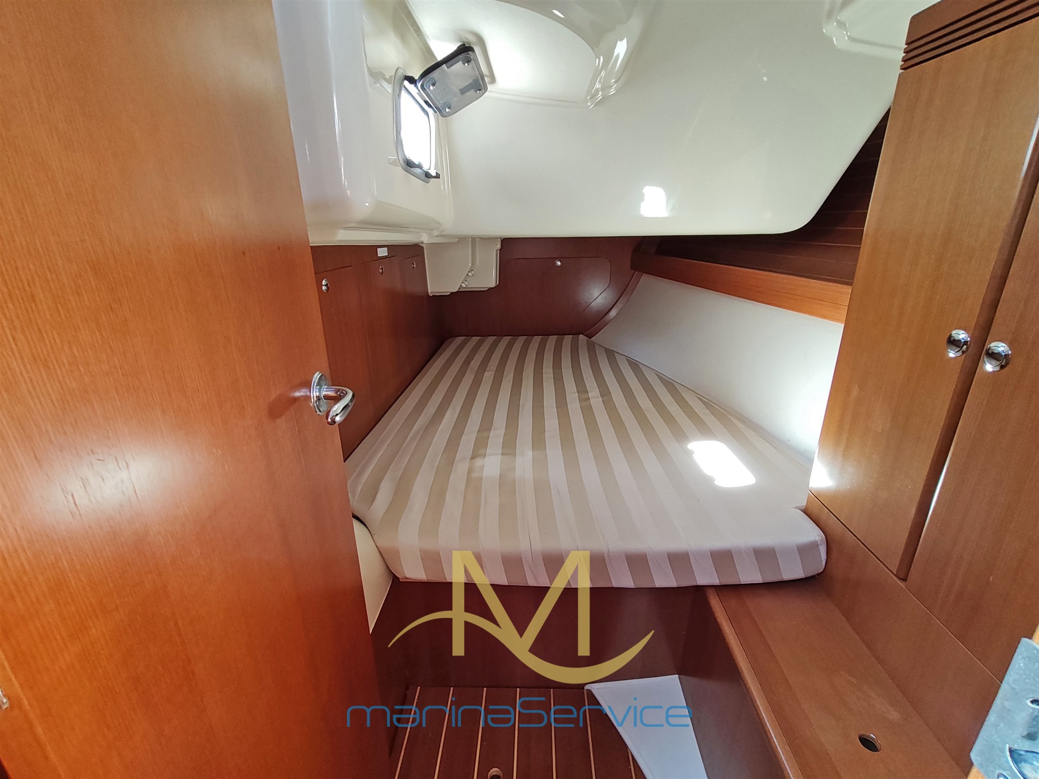 Aft cabin on port