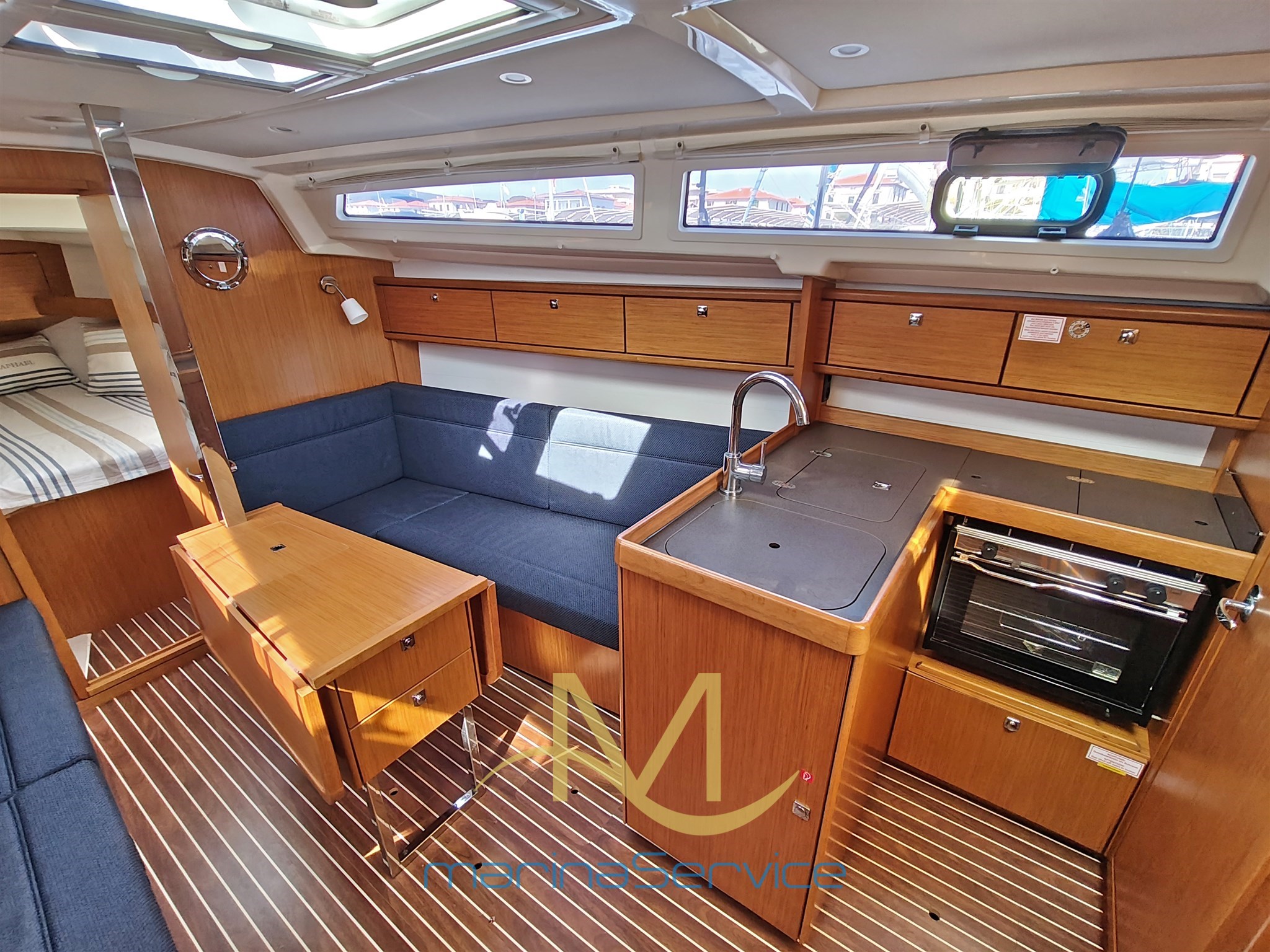 Dinette on starboard