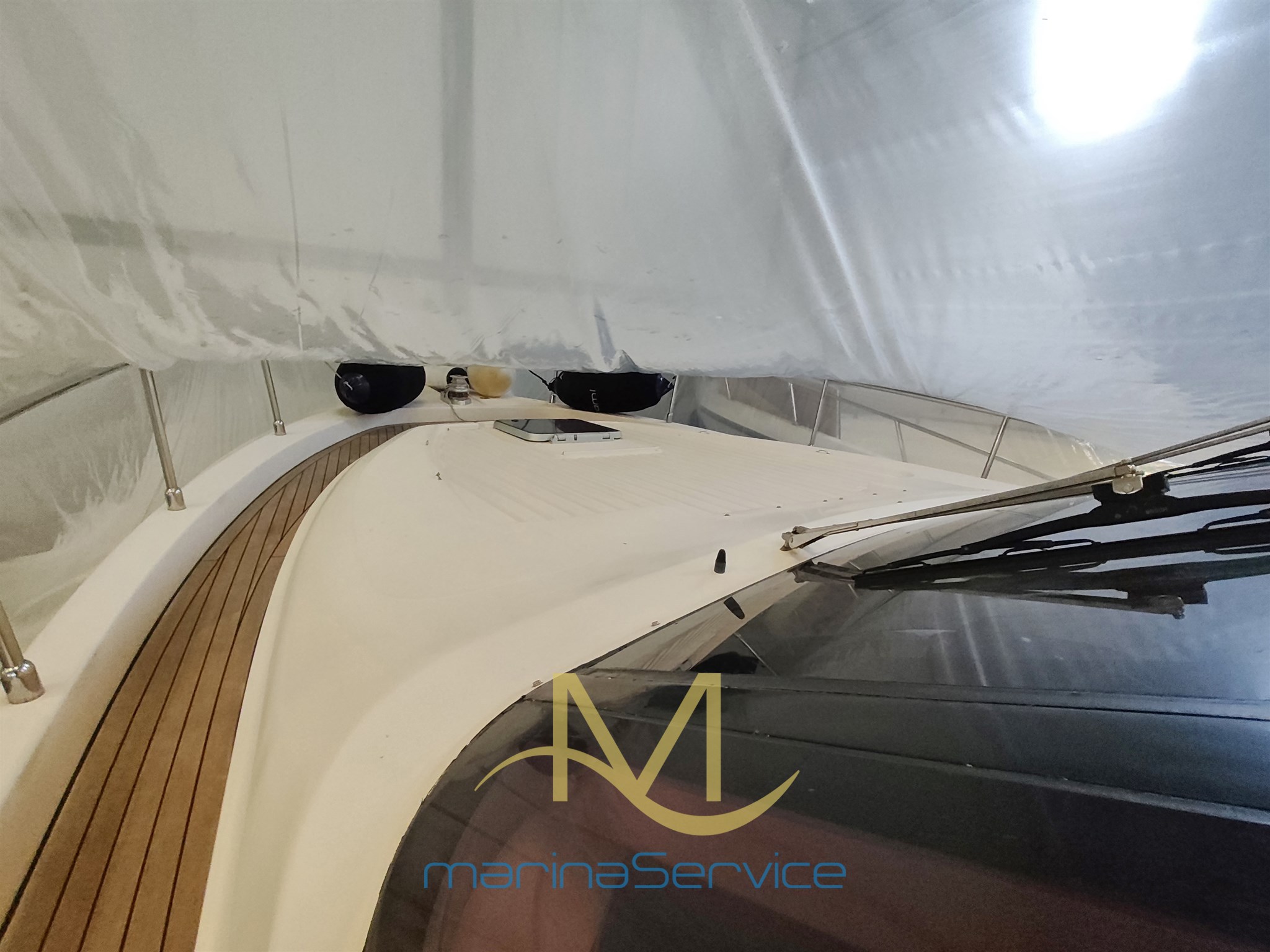 Bow sunbed
