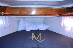 Bow double berth cabin