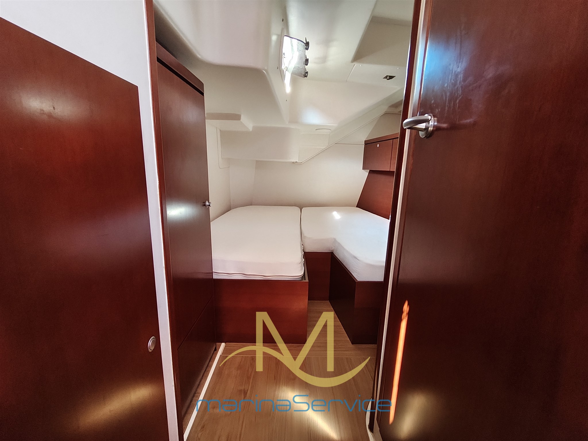 Stern port cabin