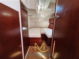 Stern port cabin