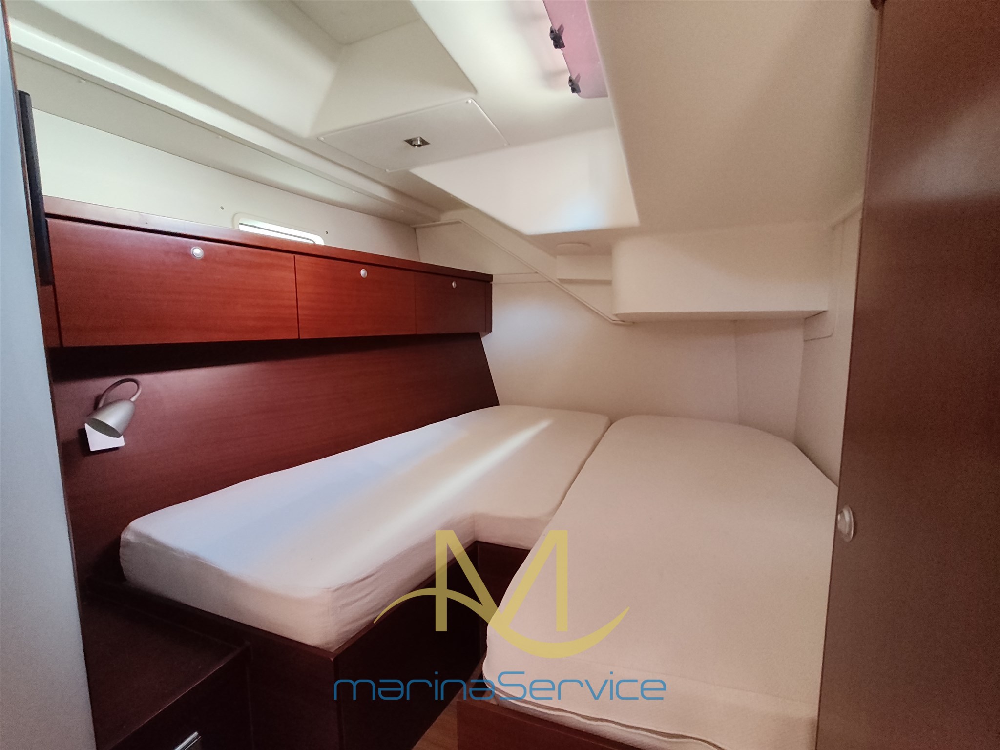 Stern starboard cabin