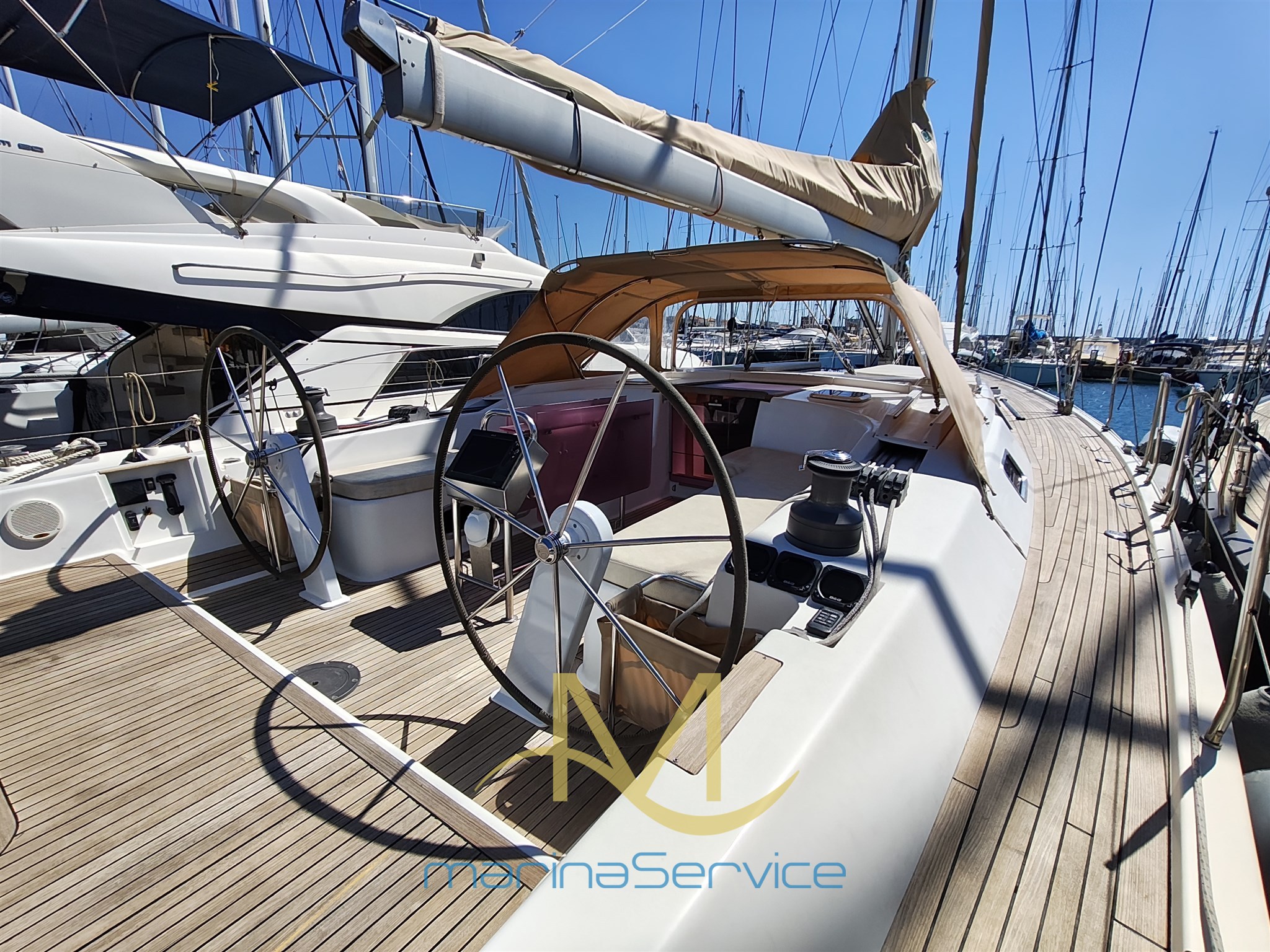 Starboard helm station