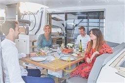 25_Priv_Sig510_Exterior_2020_06_people_boat_0408_v1