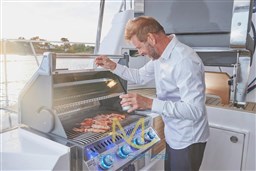 24_Pri_Sig510_Exterior_2020_06_people_boat_0519_v1