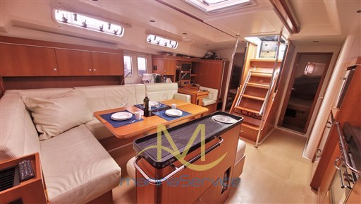 Saloon on starboard