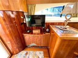 CAYMAN 38 TV