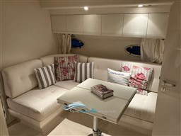 Pershing 39 dinette 2