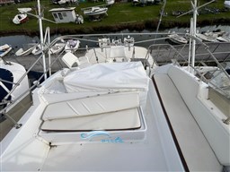 Hatteras 43  fly