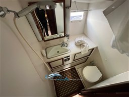 Hatteras 43  bagno 1