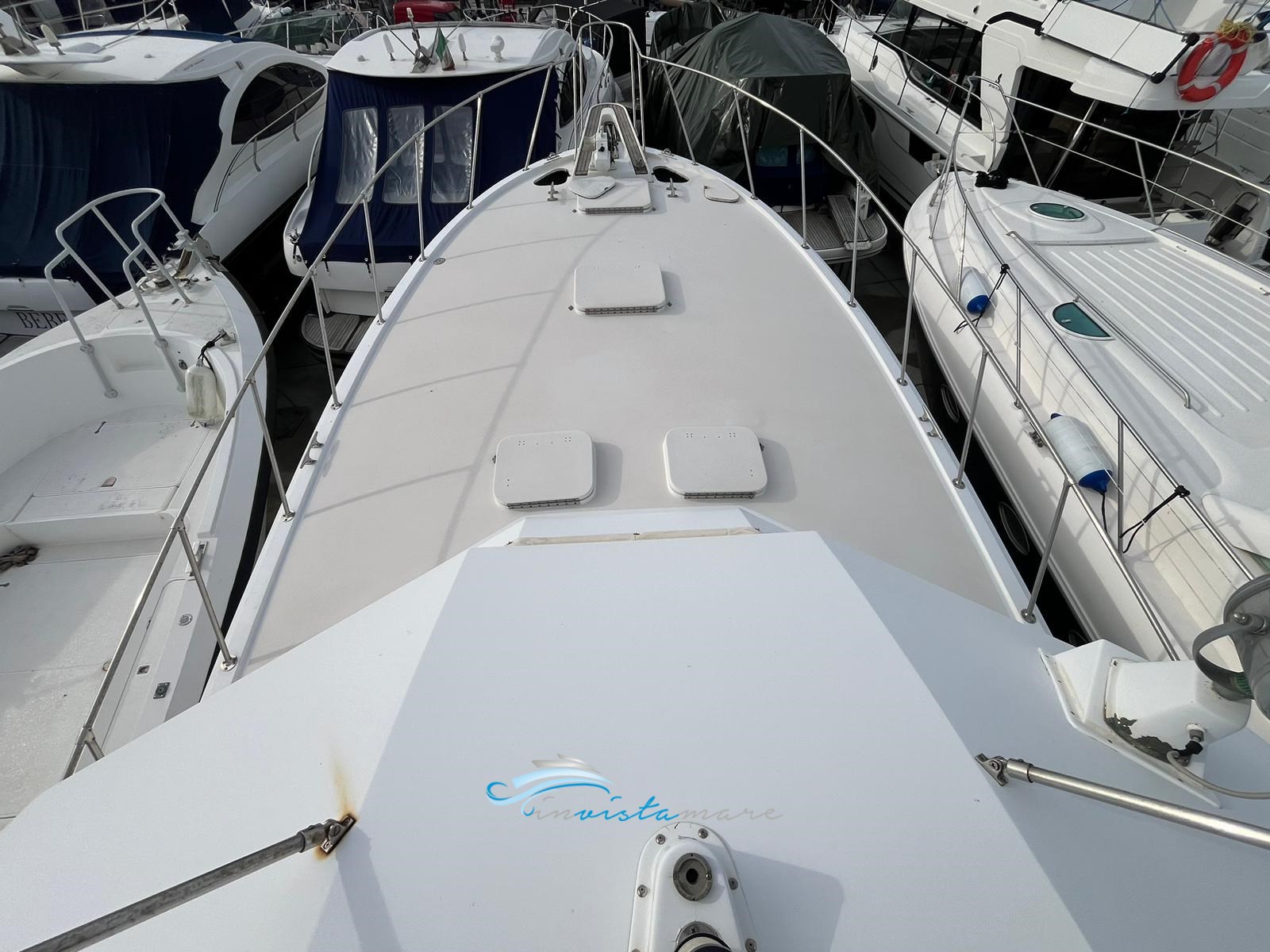 Hatteras 43  prua