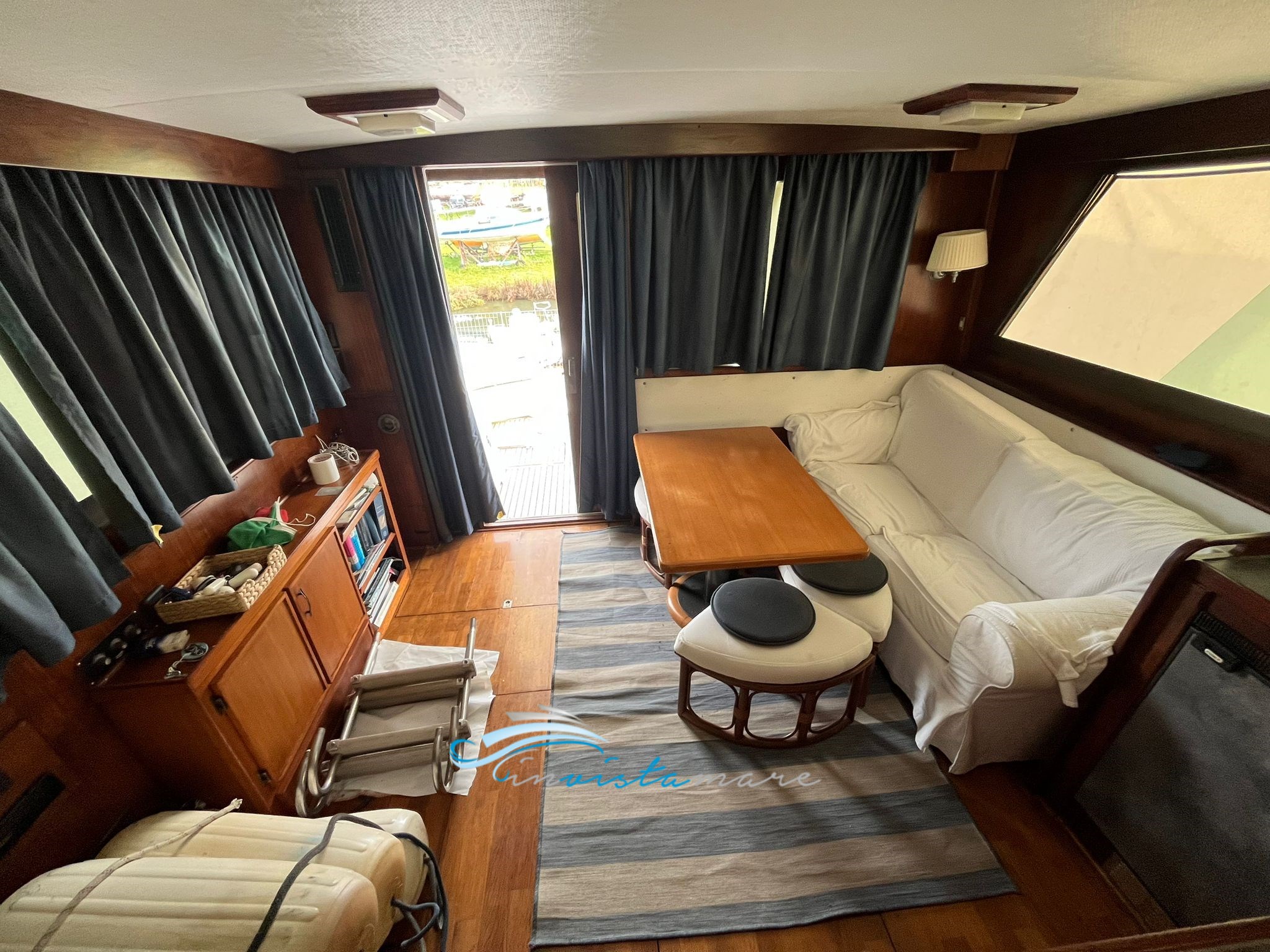 Hatteras 43  dinette