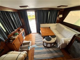 Hatteras 43  dinette