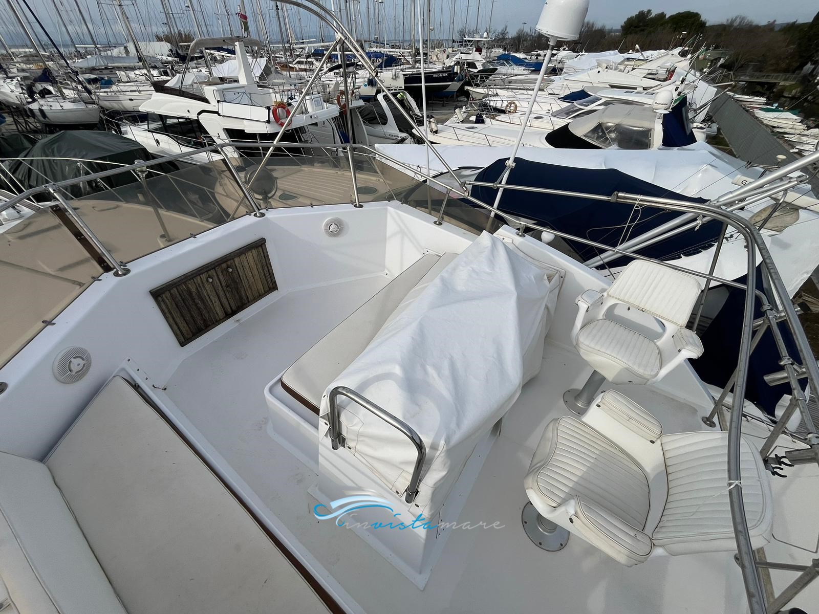 Hatteras 43  fly 1