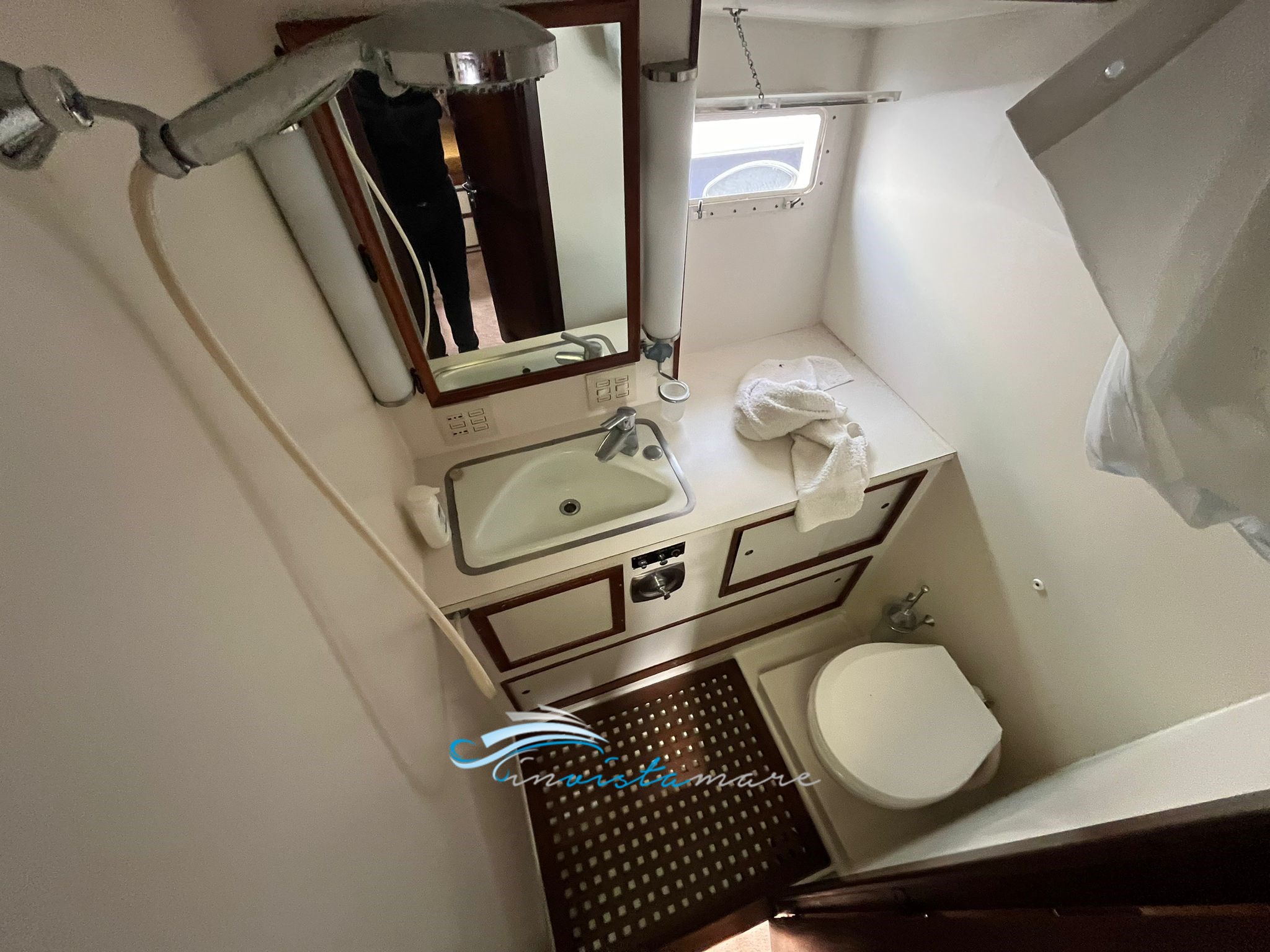 Hatteras 43  bagno 1