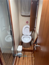 Hatteras 50 bagno 1