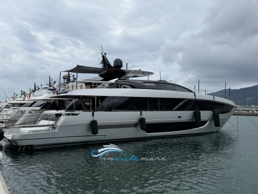 Riva 102 esterno