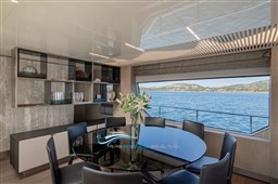 Ferretti 850 interno 2