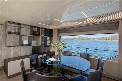 Ferretti 850 interno 2
