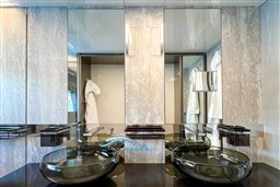 Ferretti 850 bagno