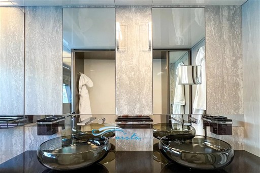 Ferretti 850 bagno