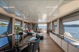 Ferretti 850 interno 1