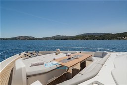 Ferretti 850 prua