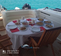 Ferretti 62 tavolo pozzetto