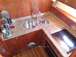 Ferretti 62 cucina interna