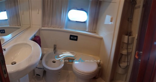 Ferretti 62 bagno