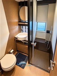 Ferretti 720 bagno 1