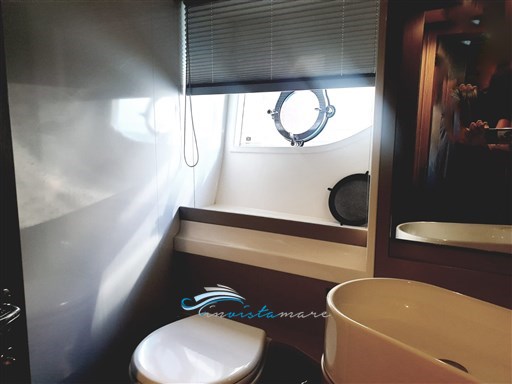 Ferretti 550 bagno