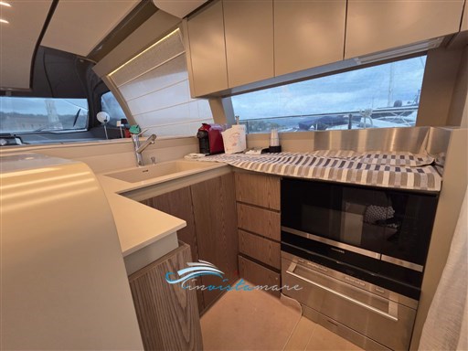 Ferretti 550 cucina