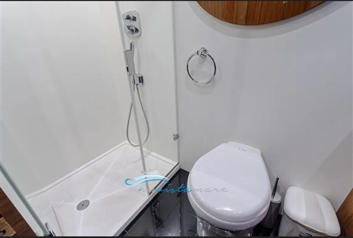 Sunseeker 68 doccia
