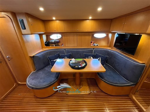 Uniesse 48 dinette
