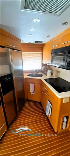 Hatteras 60 cucina