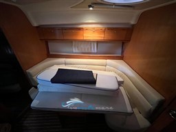 Bavaria 33 dinette