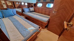 guy couach 22 camera tripla (2)