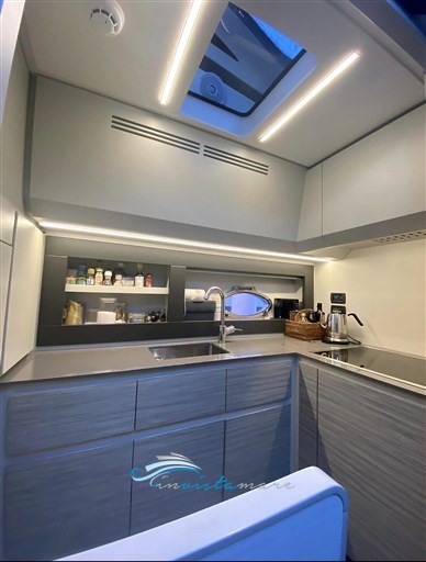 Pershing 62 cucina interna