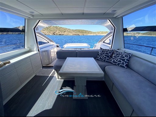 Pershing 62 tavolo