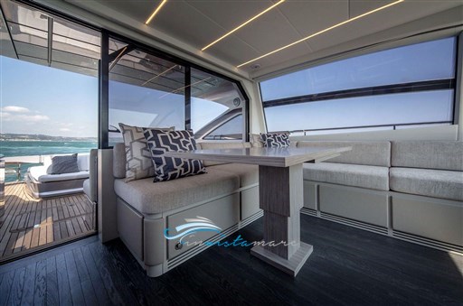 Pershing 62 dinette