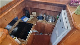 Ferretti 46 cucina 1