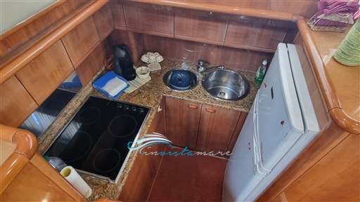 Ferretti 46 cucina 1