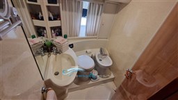 Ferretti 46 bagno 1