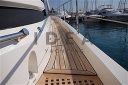 Fairline Squadron 62_camminamento laterale in teak