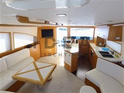 BERTRAM 540_dinette e cucina ripresa da prua