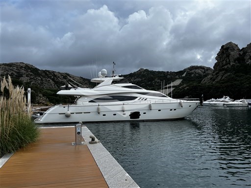 Ferretti 881